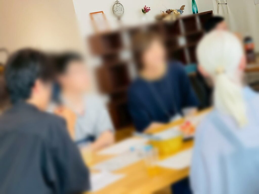 席替えをしながら交流する名古屋の社会人サークル参加者